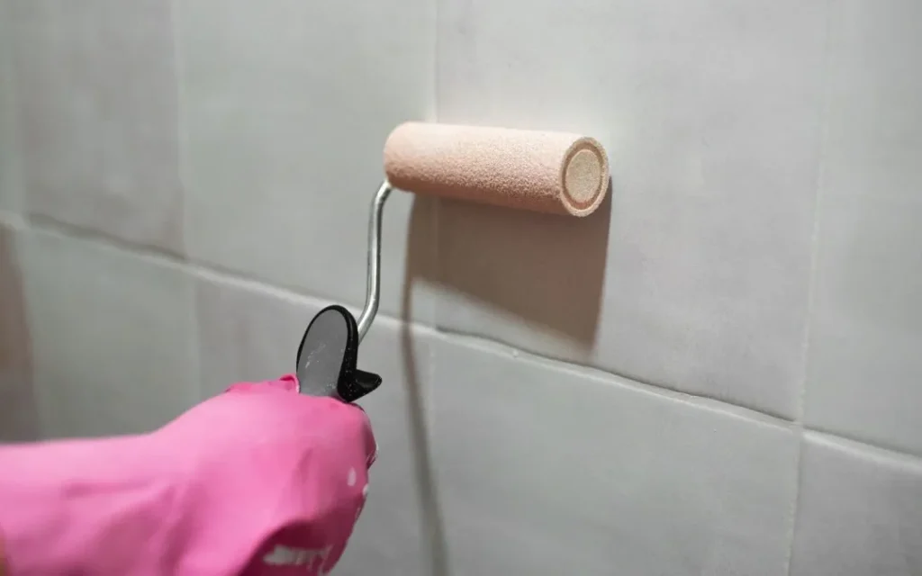 How to Paint a Bathroom With Moisture Problems