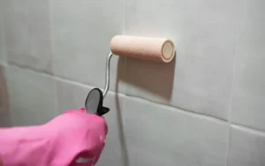 How to Paint a Bathroom With Moisture Problems